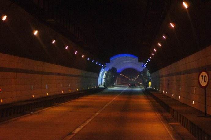 隧道里突然發(fā)生事故怎么辦(圖3) 隧道里突然發(fā)生事故怎么辦(圖3)